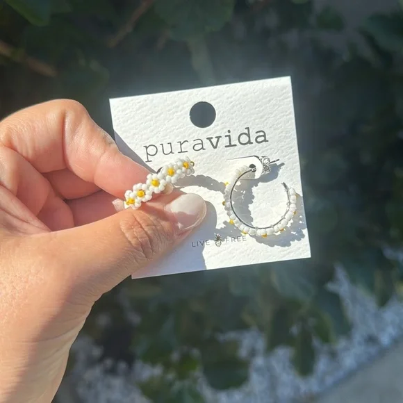 NWT Pura Vida Daisy Beaded Flower Hoop Earrings - Picture 4 of 4